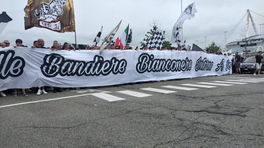 La Curva bianconera fuori dallo Stadium in Juventus-Lazio