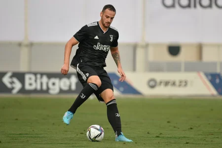 Federico Gatti in azione con la maglia nera della Juventus