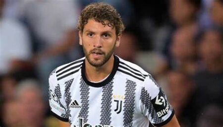 Manuel Locatelli in azione con la maglia della Juventus