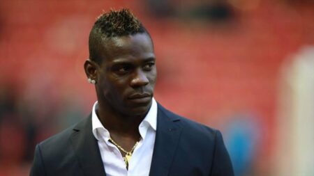 Mario Balotelli in giacca e camicia