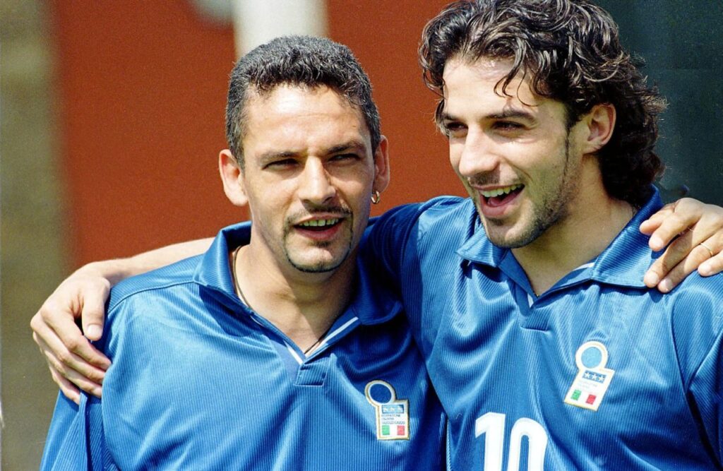 Roberto Baggio e Alessandro Del Piero si abbracciano con la maglia della Nazionale