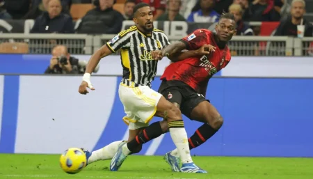 Bremer contrasta Leao in Milan-Juventus