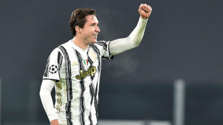 Chiesa esulta con la maglia della Juventus
