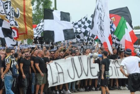 Curva bianconera contro la Lazio