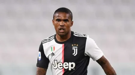 Douglas Costa con la maglia della Juventus