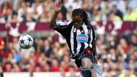 Edgar Davids in un contrasto di gioco ai tempi della Juventus