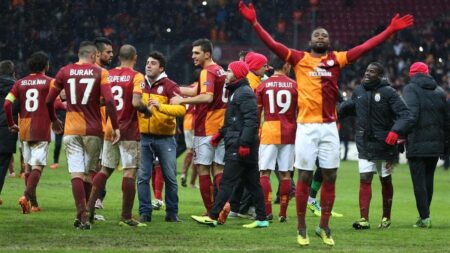Galatasary-Juventus, i giocatori turchi festeggiano in mezzo al campo