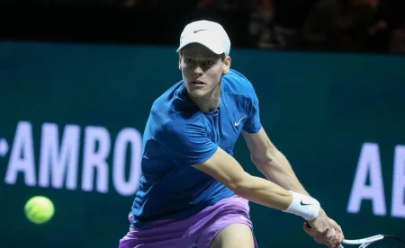 Il tennista Jannik Sinner in azione