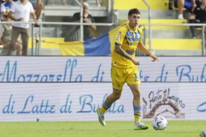 Matias Soulé in azione in Frosinone-Verona 2-1
