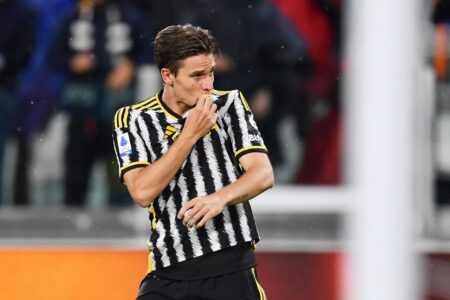 Nicolò Fagioli bacia lo stemma della Juventus