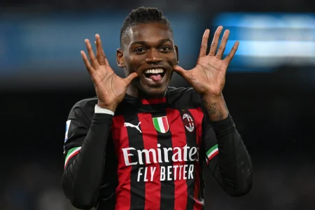 Rafael Leao esulta con la maglia del Milan