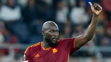 Romelu Lukaku con il pollice alzato in maglia Roma