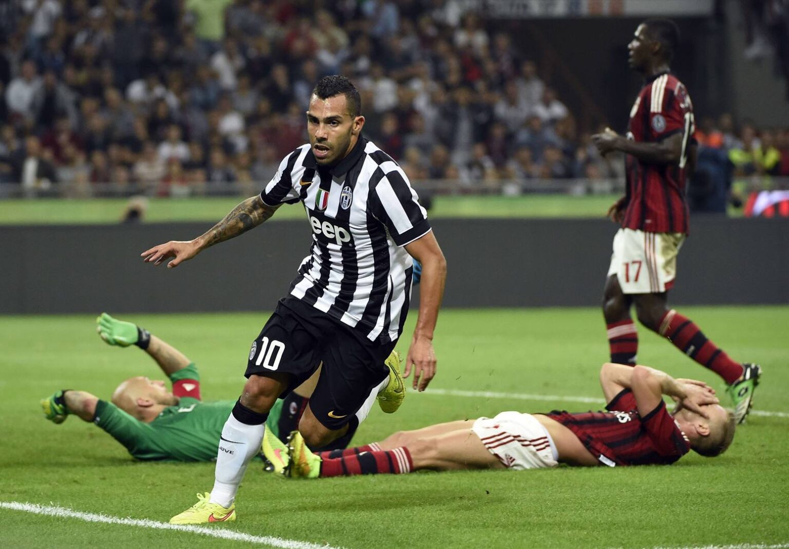 Carlos Tevez in un Milan-Juventus del settembre 2014