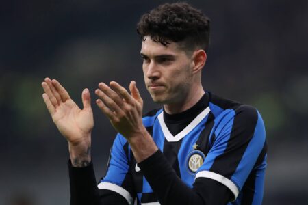 Alessandro Bastoni, difensore Inter, applaude