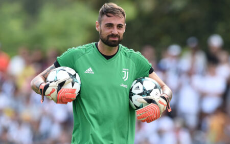 Carlo Pinsoglio con due palloni in mano