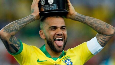 Dani Alves mentre festeggia un trofeo con la maglia del Brasile