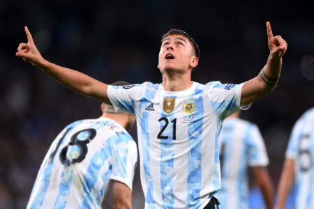 Dybala Argentina mentre indica il cielo