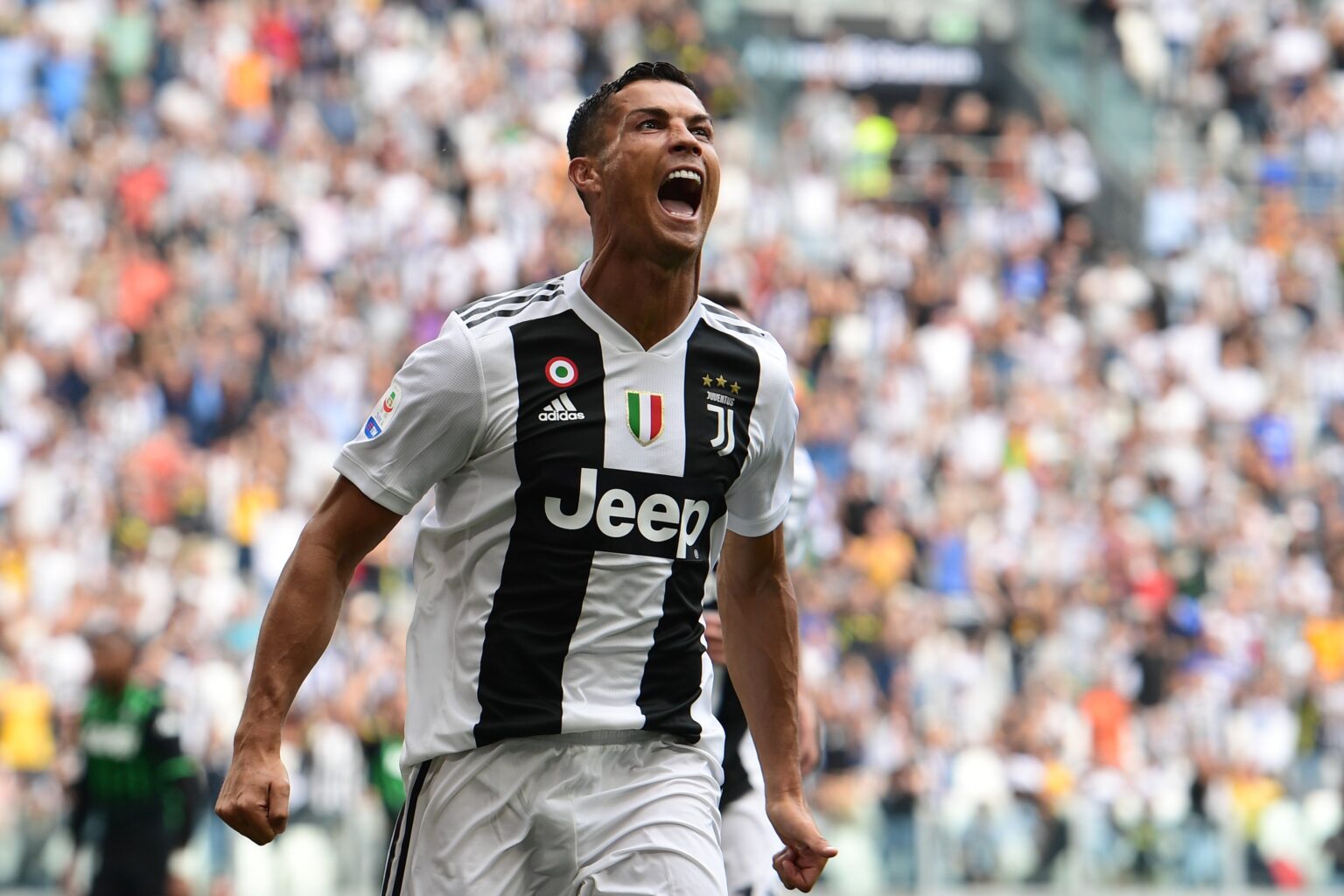 Ronaldo esulta con la maglia della Juventus