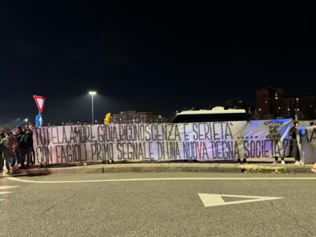 Striscione tifosi Juve prima della partita contro l'Inter