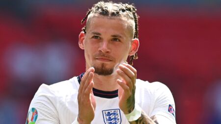 kalvin phillips applaude in maglia Inghilterra