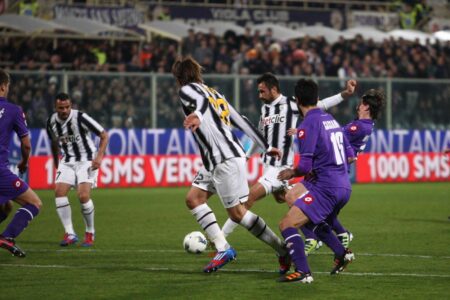 Mirko Vucinic in azione durante Fiorentina-Juventus 0-5