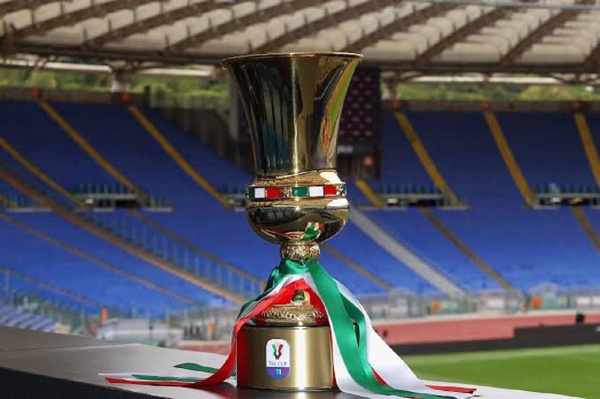 Coppa Italia su sfondo Stadio Olimpico di Roma