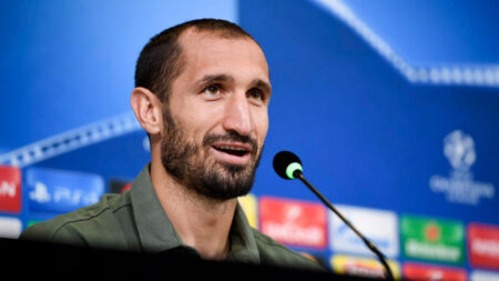 Giorgio Chiellini parla davanti ad un microfono