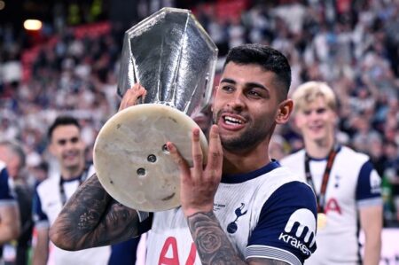 Romero nei festeggiameti per l'Europa League vinta col Tottenham